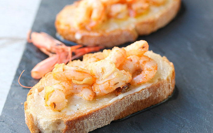 Tostas de gambas gratinadas