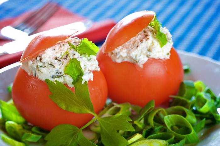 Tomates rellenos de ensaladilla con aguacate