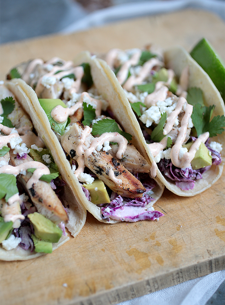 Tacos de pollo, lima, cilantro y salsa chipotle