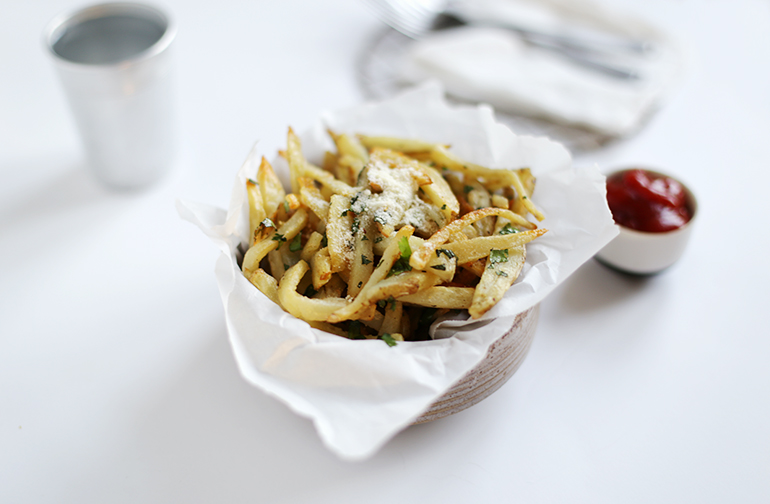 Patatas con ajo y cilantro para picar